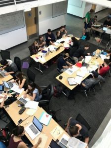 授業終了後、課題に取り組む学生たち