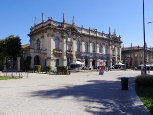 写真１．レオナルド・ダ・ビンチ広場から見た正門と本部建物
