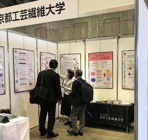 来場者に研究を説明する様子