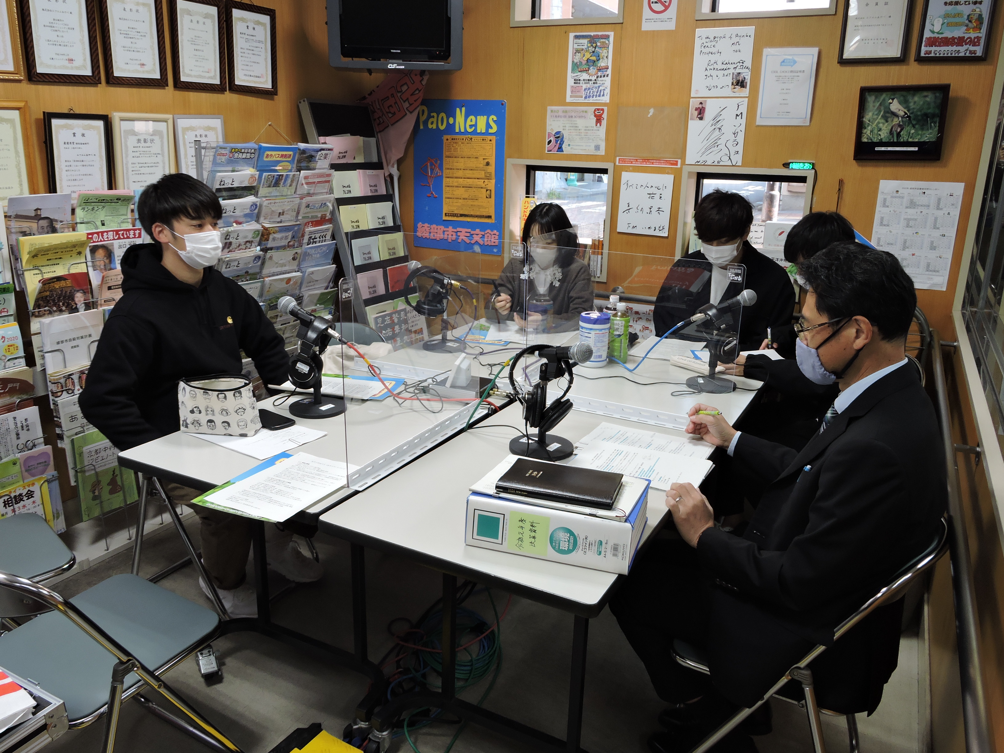 A「あやバス」について取材する大西さん