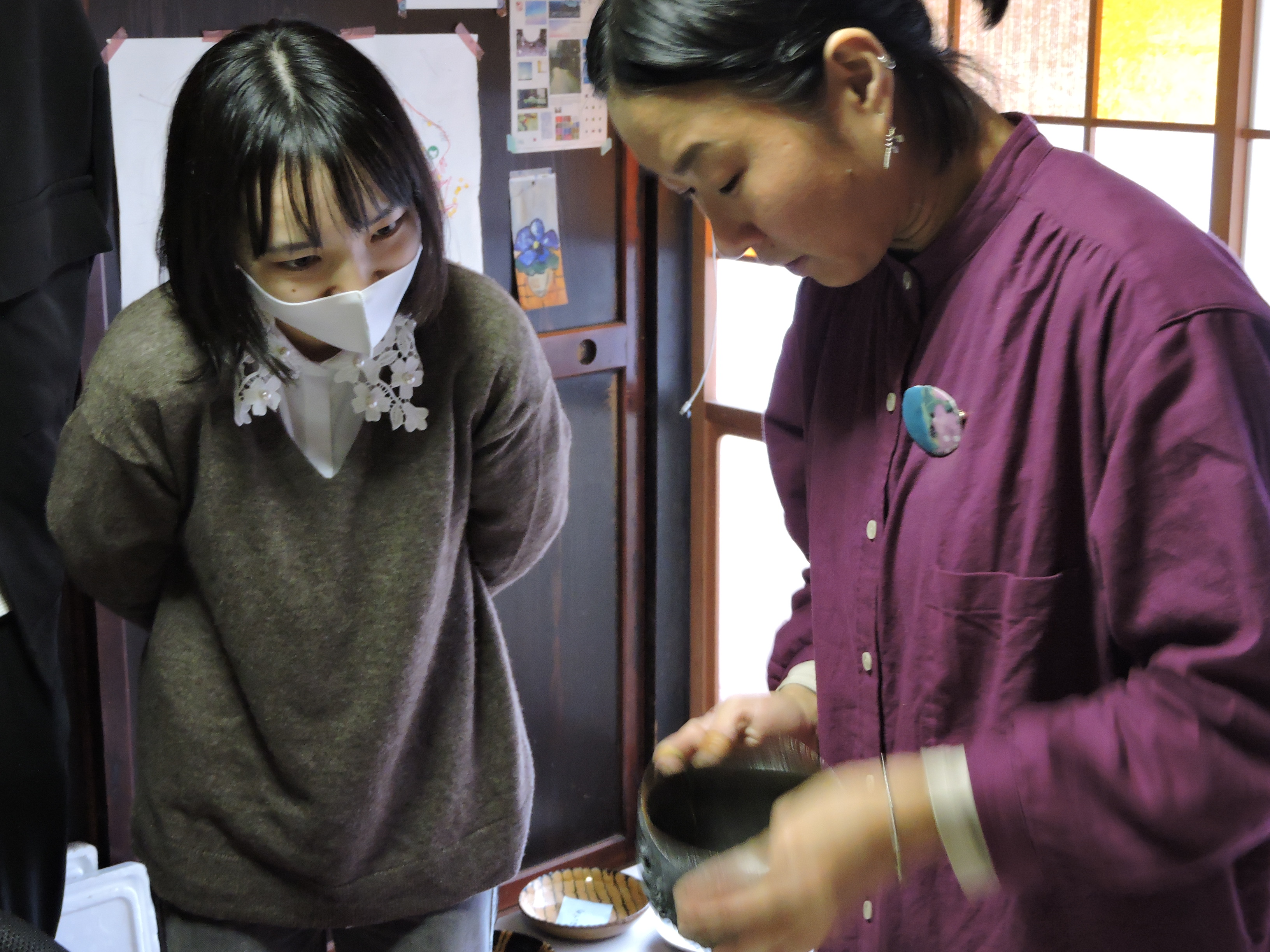 K「金継ぎ」について取材する丸山さん