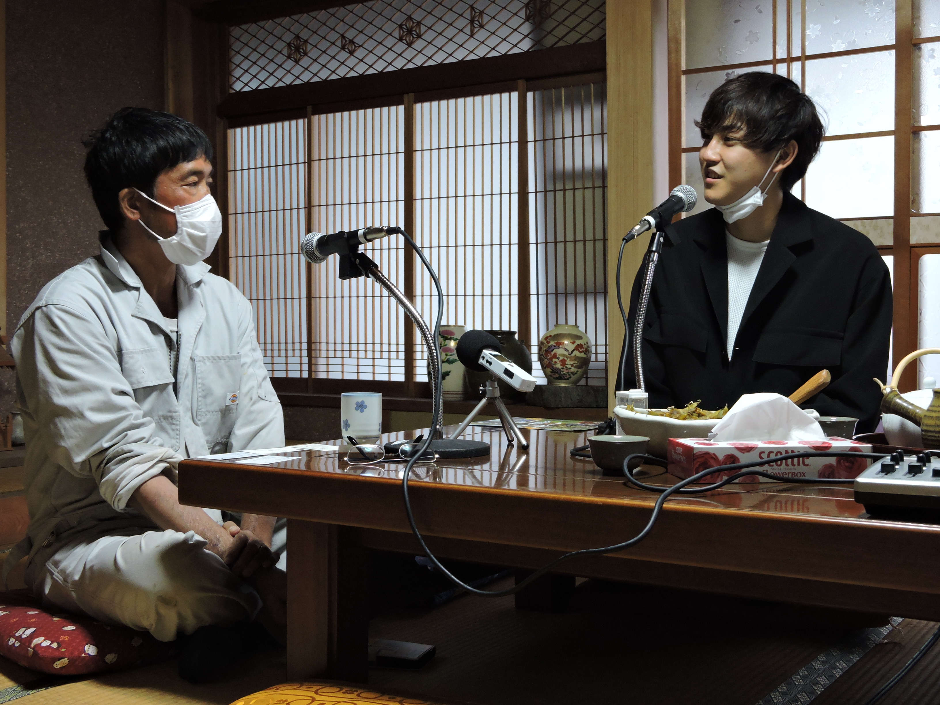 T「地産地消」について取材する山本さん