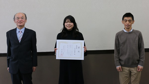優秀賞を受賞した山口さん（中央）と指導教員の吉田准教授（右）、森迫学長（左）