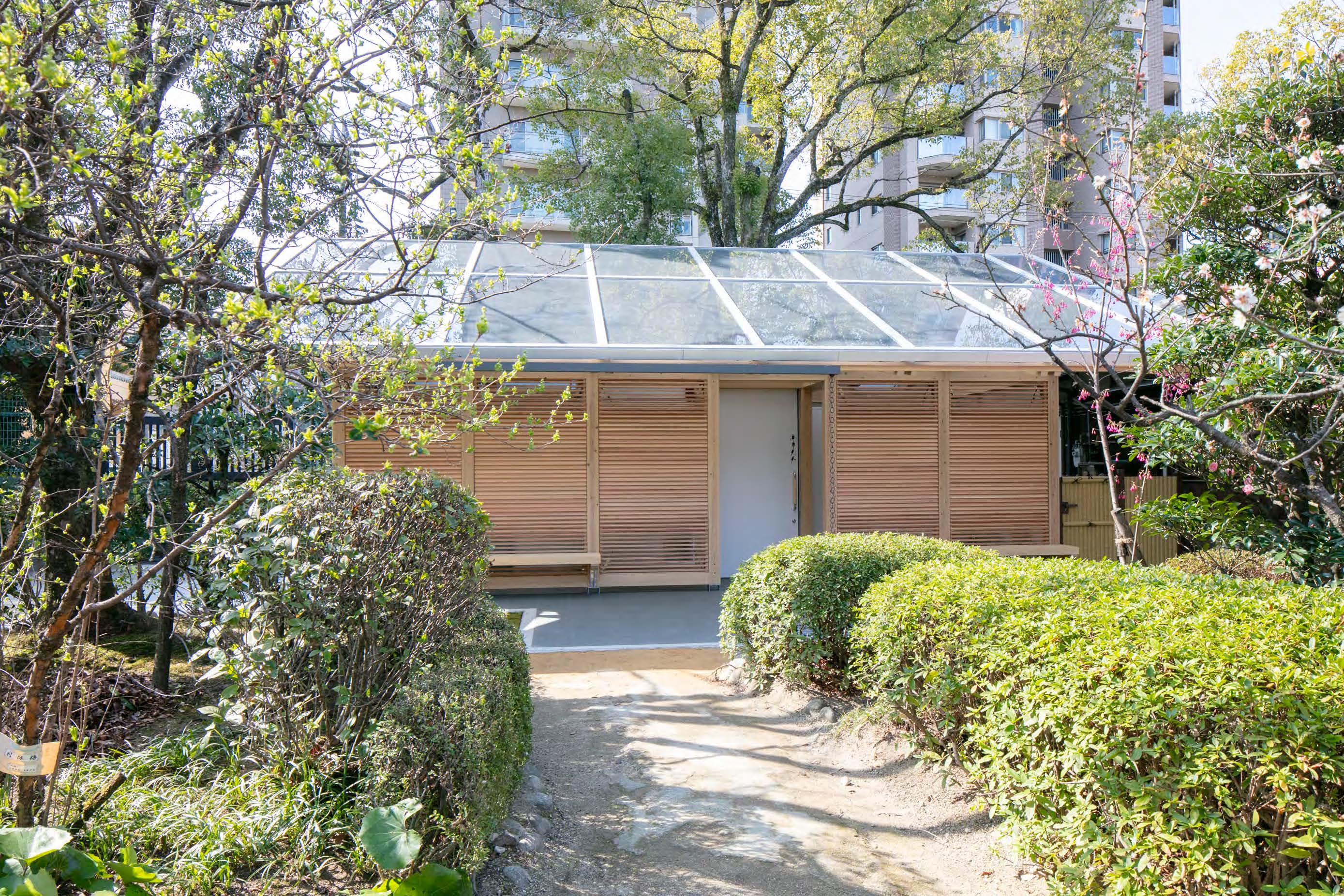 縮景園の豊かな自然の中に佇む新たなトイレ