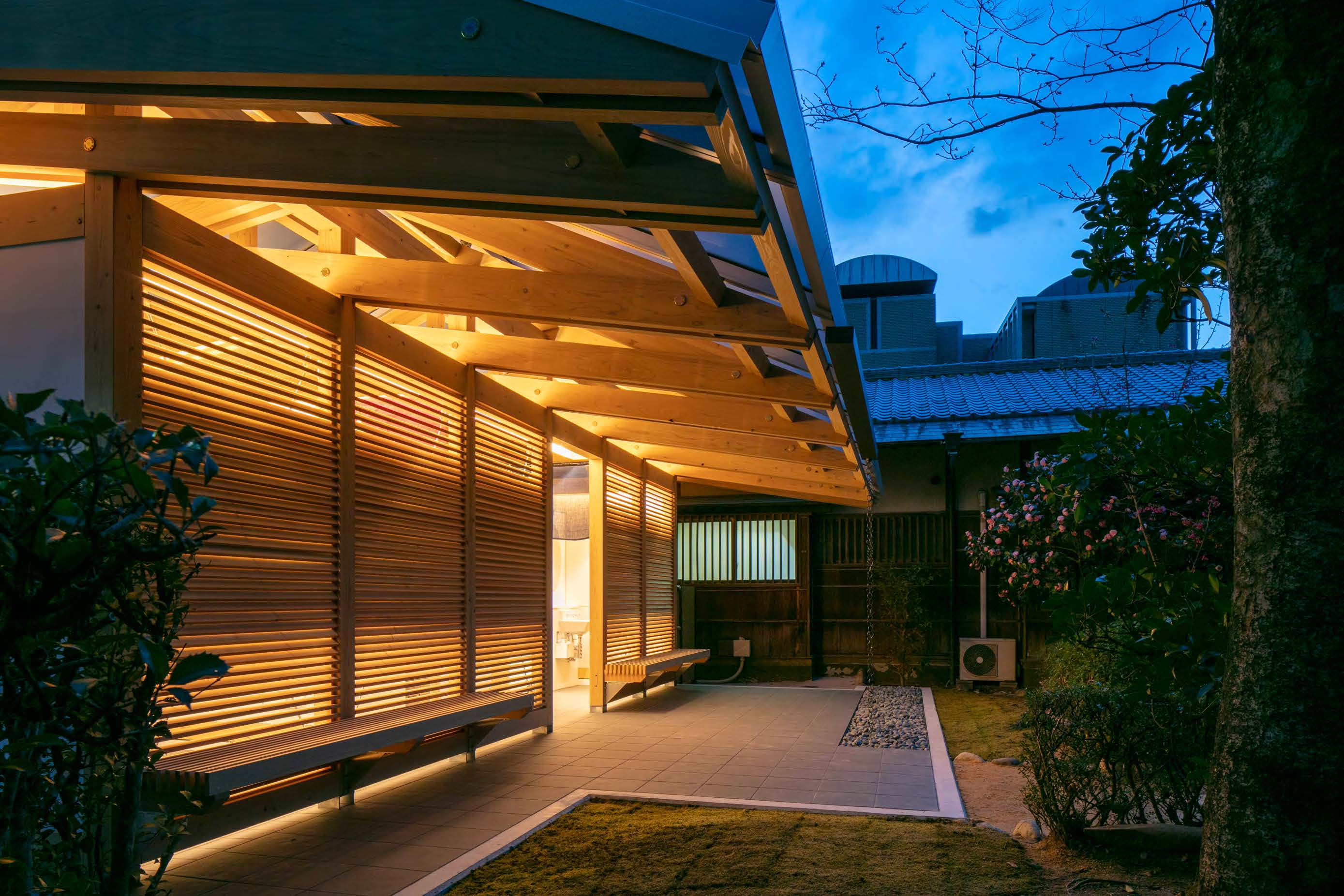 夜間は灯籠のように柔らかく灯る